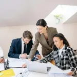 pessoas realizando a automação empresarial