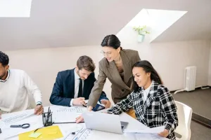 pessoas realizando a automação empresarial
